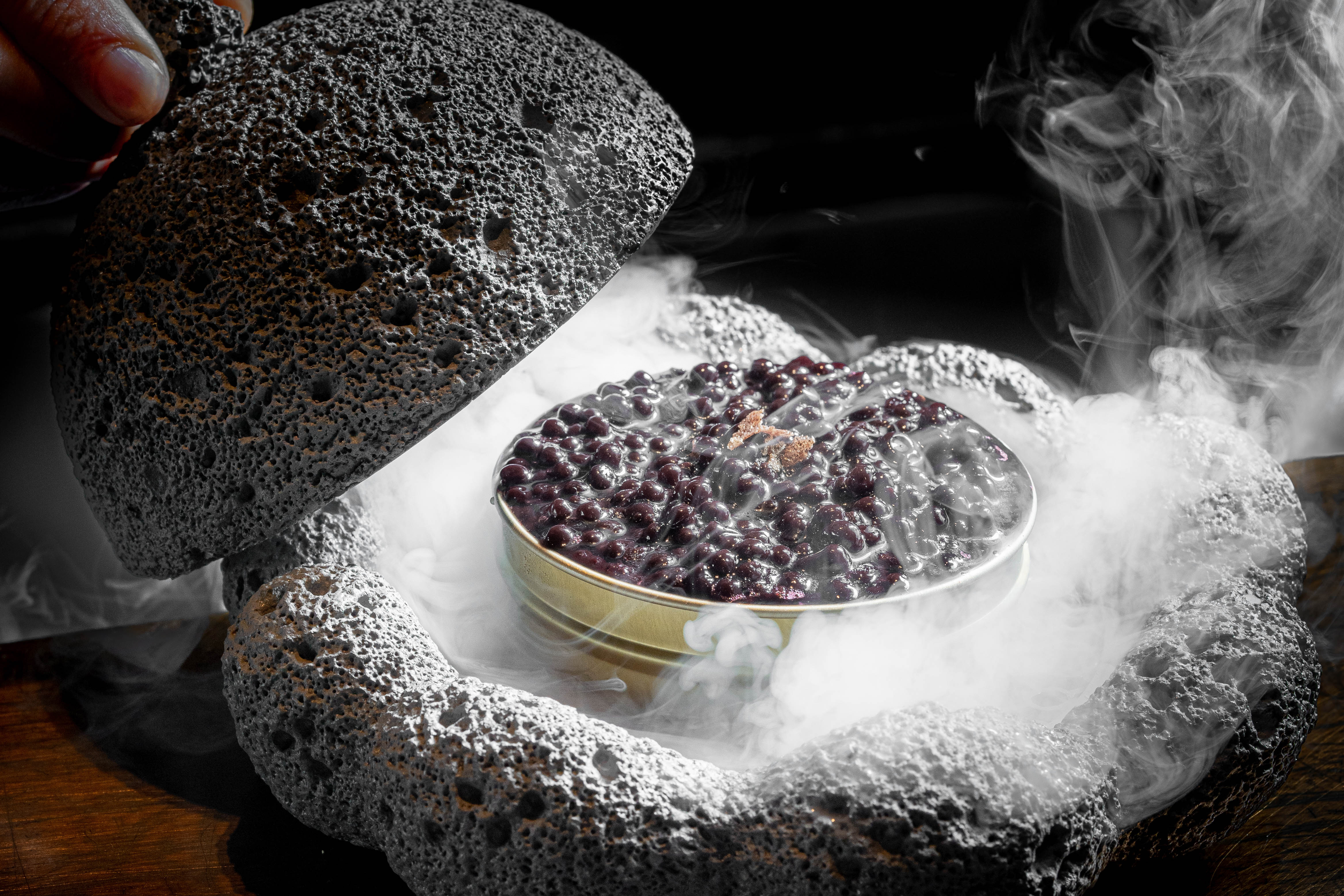 crème brûlée, wild blackberry caviar 焦糖奶油炖蛋，野生黒莓鱼子酱