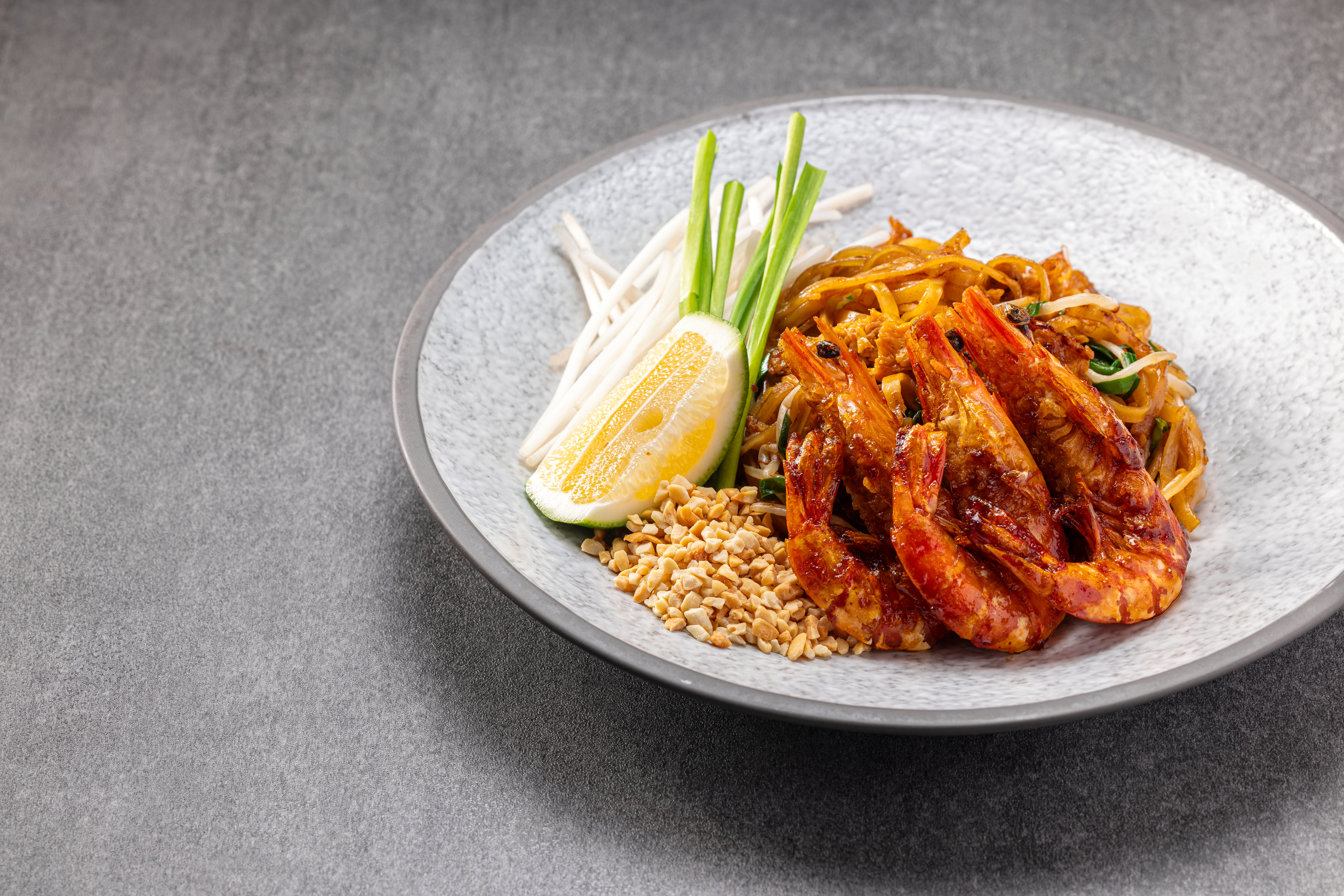 传统炒泰式米粉配豆芽,韭菜，大虾Pad Thai,stir fried rice noodles, bean sprouts, chive with prawn 
